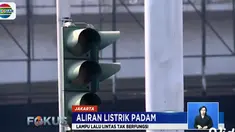 Guna mengatur arus kendaraan, beberapa petugas kepolisian mengatur arus seperti yang tampak di Perempatan Grogol dan Roxy Jakarta Barat.