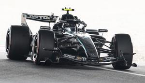 Pembalap Mercedes asal Italia, Kimi Antonelli, beraksi selama sesi kualifikasi menjelang F1 GP Jepang di sirkuit Suzuka di Suzuka, prefektur Mie pada 28 Maret 2026. (ANDREW CABALLERO-REYNOLDS/AFP)