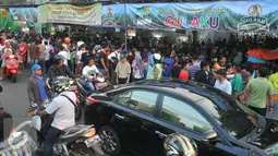 Pasar Takjil Benhil yang beroperasi sejak pukul 11.00 WIB hingga usai waktu Magrib selama Ramadan tersebut menyediakan berbagai macam menu berbuka puasa (takjil) bagi warga Jakarta dan sekitarnya, Jakarta, Senin (6/6). (Liputan6.com/Gempur M Surya)