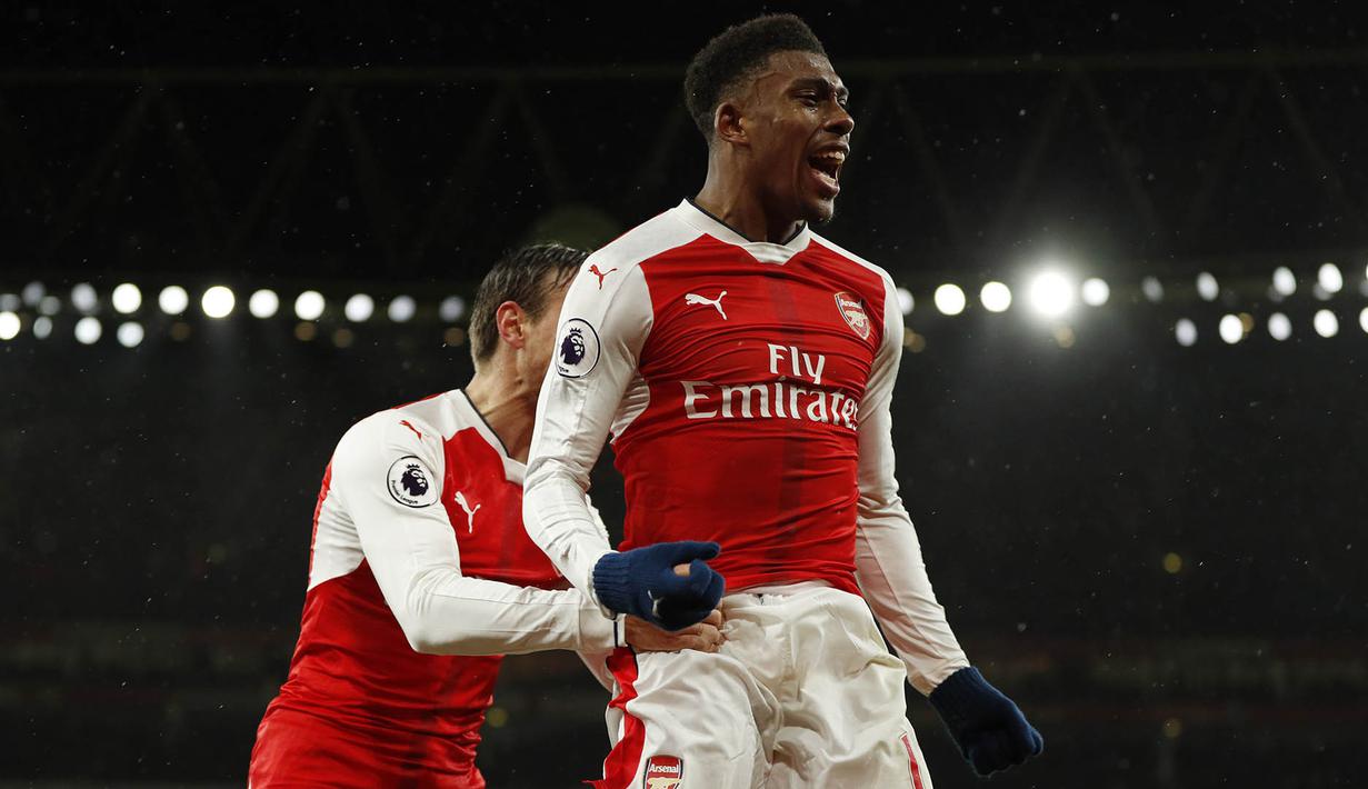 Penyerang Arsenal, Alex Iwobi, merayakan gol yang dicetaknya ke gawang Crystal Palace. The Gunners berhasil memperbesar keunggulan dan memastikan kemenangan menjadi 2-0 pada menit ke-56 melalui gol dari Iwobi. (Reuters/John Sibley)