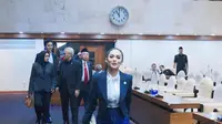 Krisdayanti menghadiri sidang paripurna DPR RI di Senayan Jakarta pekan ini. Ia tampil modis dan antusias mendengar pidato Ketua DPR RI, Puan Maharani. (Foto: Dok. Instagram @krisdayantilemos)