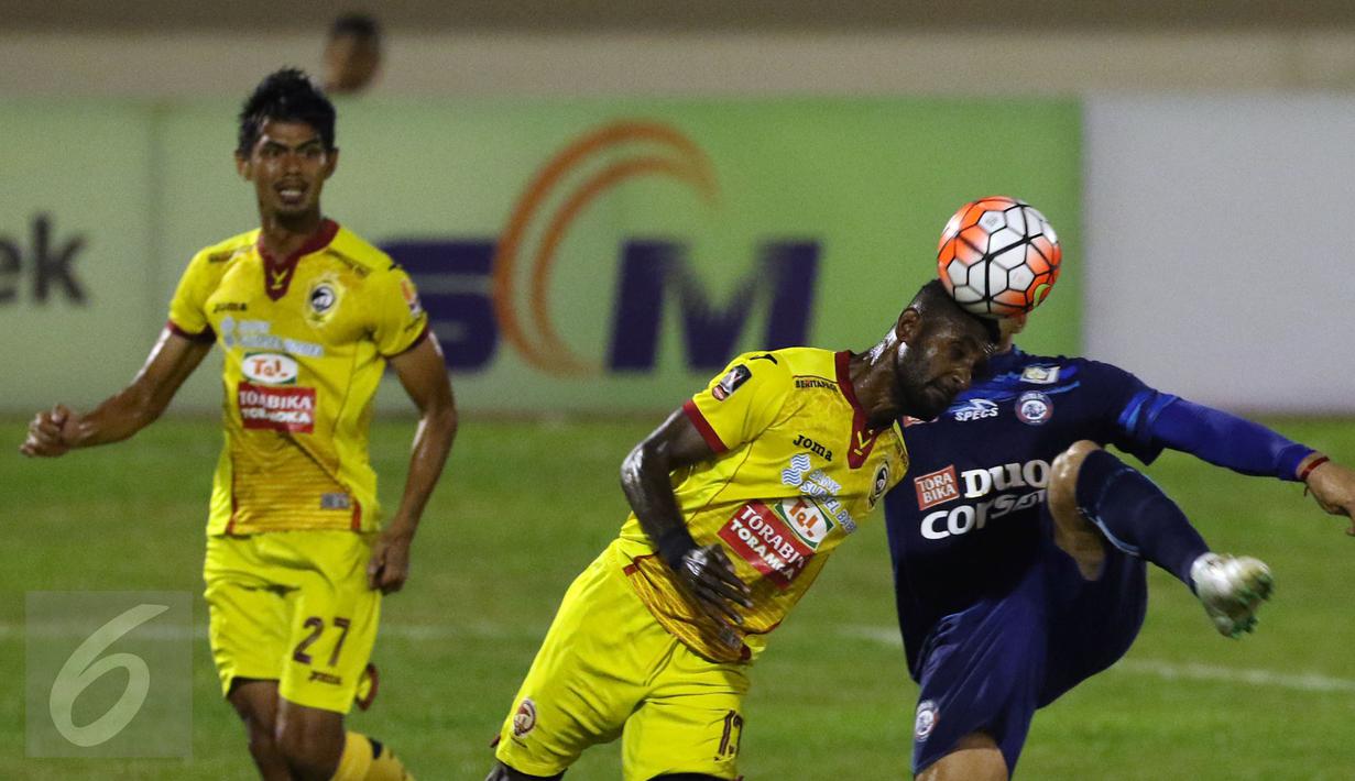 Bek Sriwijaya FC, R Yanto Basna (tengah) berebut bola dengan Cristian Gonzales (Arema FC) saat laga 8 besar Piala Presiden 2017 di Stadion Manahan, Solo, Minggu (26/2). Arema melaju ke semifinal setelah unggul 1-0. (Liputan6.com/Helmi Fithriansyah) 