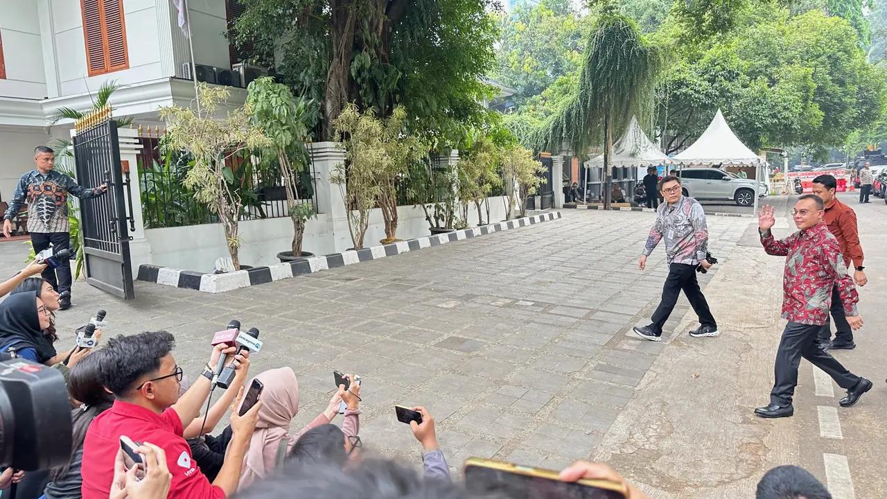 Ketua Harian Partai Gerindra Sufmi Dasco Ahmad di Kediaman Kertanegara, Jakarta Selatan, Selasa (15/10/2024). (Liputan6.com/Nanda Perdana Putra)
