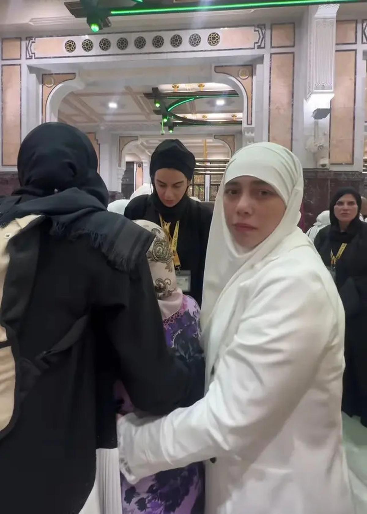 7 Momen Celine Evangelista Bantu Ibu-Ibu Terjatuh Saat Umroh, Panen Pujian