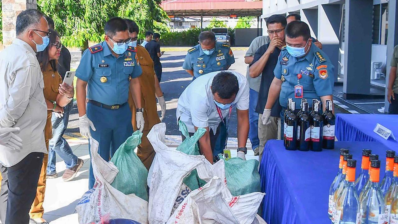 FOTO: Penyelundupan Sianida dan Miras Ilegal Senilai Setengah Miliar Lebih Digagalkan di Perairan Manado