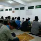 Pemuda Desa Dukuhjati Indramayu Jawa Barat saat mengikut Salat Tarawih Tercepat. Foto (Liputan6.com / Panji Prayitno)