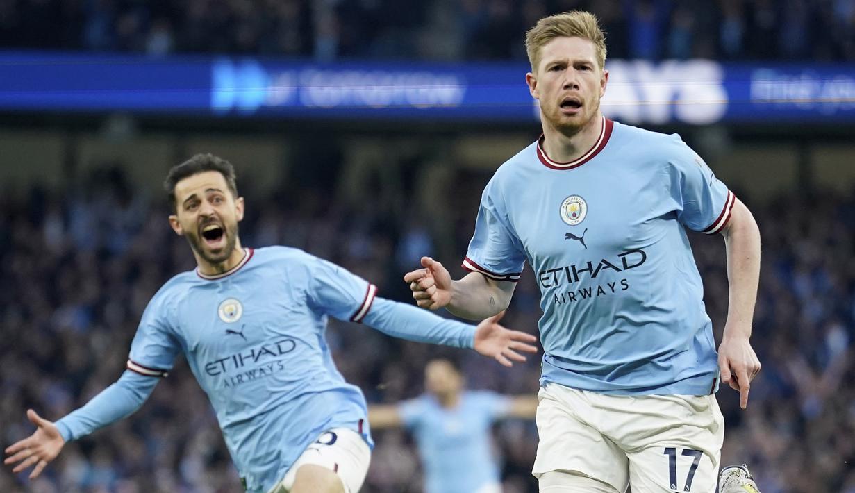 Pemain Manchester City, Kevin De Bruyne, melakukan selebrasi setelah mencetak gol ke gawang Arsenal pada laga Liga Inggris di Stadion Etihad, Kamis (27/4/2023). (AP Photo/Dave Thompson)