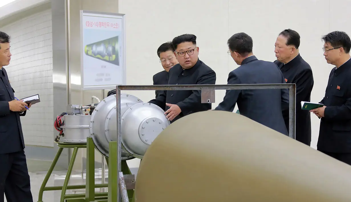 Foto yang dirilis kantor berita Korea Utara (KCNA) di Pyongyang menunjukkan pemimpin Korea Utara, Kim Jong-un meninjau pembuatan bom hidrogen yang dapat dimasukkan ke dalam rudal balistik antarbenua pada 3 September 2017. (AFP Photo/Kcna Via Kns/Str)