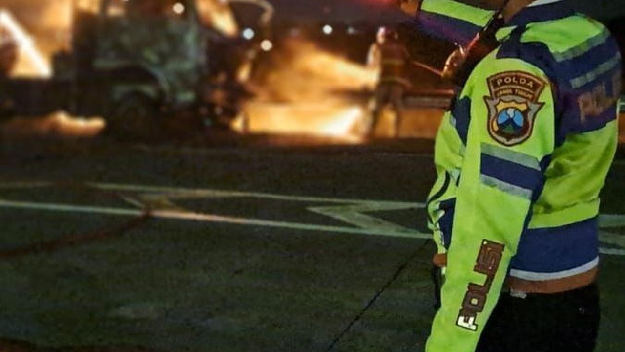 Truk Tangki Bermuatan Metanol Terbakar di Tol Jombang