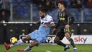 Pemain Lazio, Wallace, menendang bola saat melawan Juventus pada laga Serie A di Stadion Olympic, Minggu (27/1). Juventus menang 2-1 atas Lazio. (AP/Gregorio Borgia)