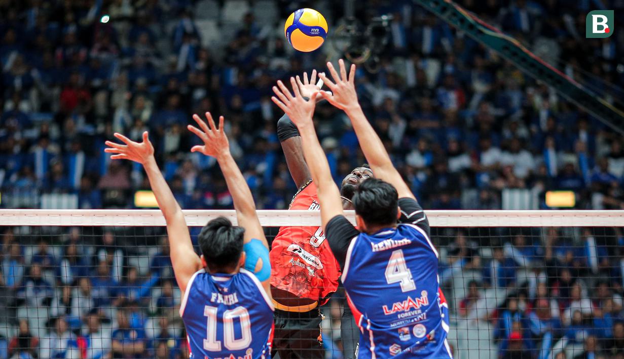 <p>Pemain Jakarta Bhayangkara Presisi, Noumory Keita (tengah) melepaskan spike yang berusaha diblok dua pemain Jakarta LavAni Allobank Electric, Hendra Kurniawan (kanan) dan Fahri Septian pada laga grand final PLN Mobile Proliga 2024 di Indonesia Arena, Senayan, Jakarta, Minggu (21/7/2024). Jakarta Bhayangkara Presisi menang 3-1 (28-30, 25-22, 25-22 dan 25-23) dan menjadi juara. (Bola.com/Bagaskara Lazuardi)</p>