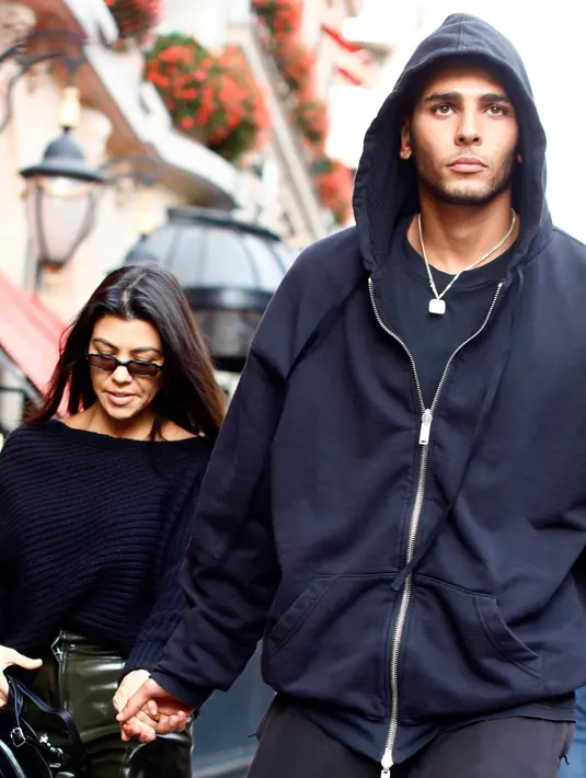 Kourtney sendiri dikabarkan sangat menyukai liburan romantis yang mereka lakukan. (Instyle)