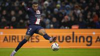 Penyerang Paris Saint-Germain (PSG) Kylian Mbappe mencetak gol ketiga timnya ke gawang dalam laga pekan ke-25 Liga Prancis 2022-2023, di Stadion Velodrome pada Senin (27/2/2023) dini hari WIB. Kylian Mbappe menjadi bintang utama dalam kemenangan PSG setelah dirinya mampu mencetak dua gol dan satu assist untuk Lionel Messi.  (AP Photo/Daniel Cole)