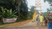 Proses gotong royong warga saat melakukan pembangunan Jembatan Asa SCTV ke-28 di Desa Baru, Kecamatan Batu Benawa, Kab. Hulu Sungai Tengah, Kalsel. (SCTV)