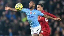 Gelandang Manchester City, Raheem Sterling berebut bola dengan bek Liverpool, Trent Alexander-Arnold dalam pertandingan pekan ke-12 Liga Inggris 2019-2020 di Anfield, Minggu (10/11/2019). Liverpool menghabisi Man City dengan skor cukup telak 3-1. (Paul ELLIS / AFP)