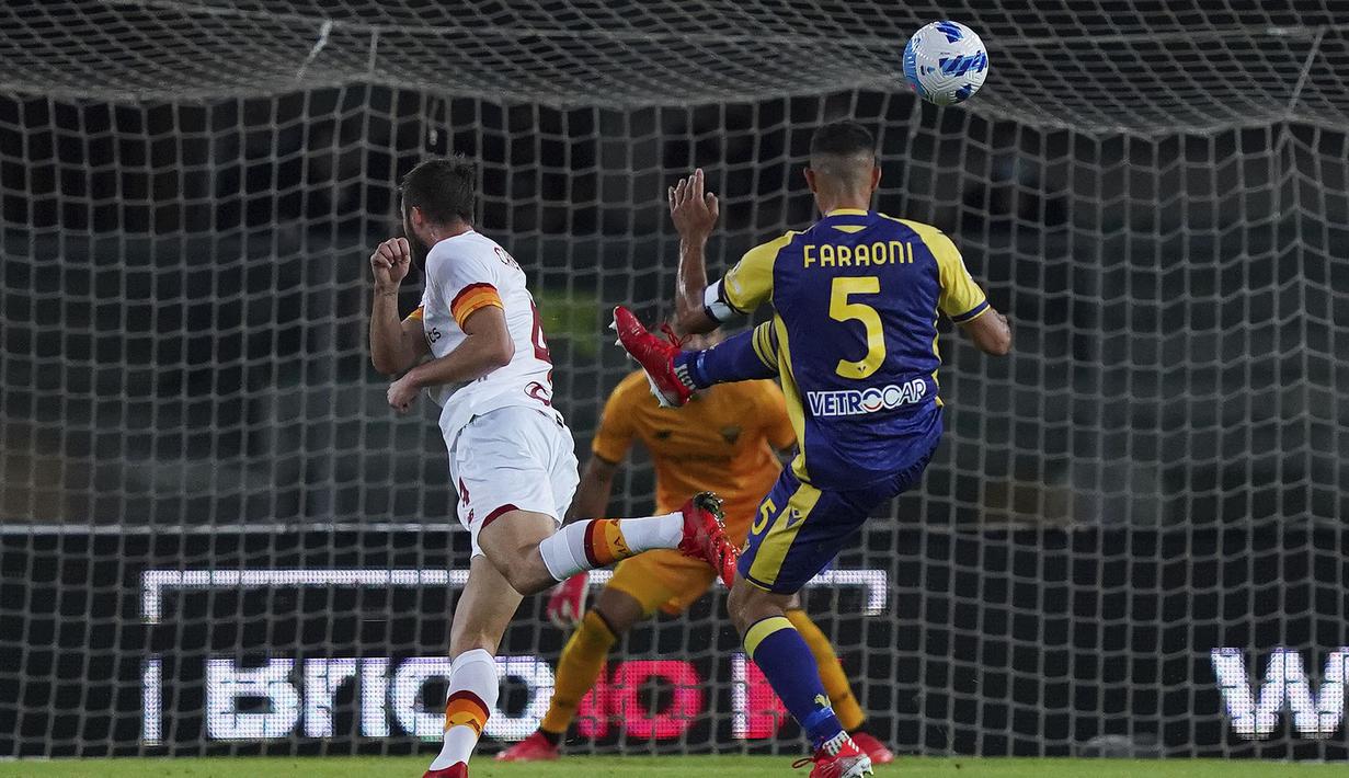 AS Roma kembali kebobolan pada menit ke-63. Tembakan voli Davide Faraoni dari luar kotak penalti, sukses menjebol gawang yang dikawal Rui Patricio. Gol tersebut sekaligus membawa Hellas Verona menang 3-2 atas AS Roma. (LaPresse via AP/Spada)