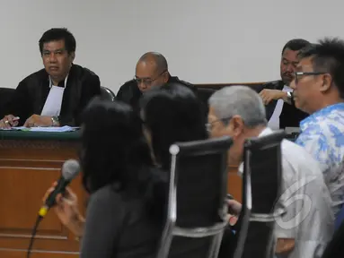 Terdakwa Presiden Direktur PT Sentul City, Kwee Cahyadi Kumala (KCK) alias Swie Teng menyimak keterangan saksi saat sidang lanjutan di Pengadilan Tipikor, Jakarta, Senin (30/3/2015). (Liputan6.com/Herman Zakharia)