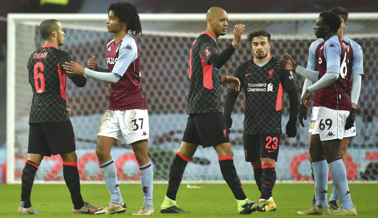 Para pemain Aston Villa dan Liverpool berjabat tangan usai pertandingan putaran ketiga Piala FA di Stadion Villa Park, Birmingham, Inggris, Jumat (8/1/2021). Liverpool menang 4-1 dengan Sadio Mane mencetak dua gol. (AP Photo/Rui Vieira)