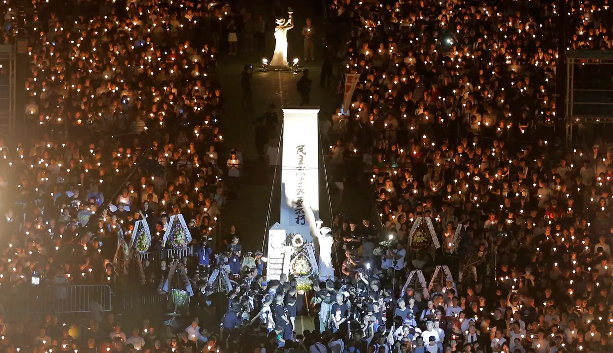 Ribuan orang berkumpul sambil menyalakan lilin untuk memperingati Insiden Tiananmen di Taman Victoria Hong Kong (4/6). Aksi protes bersejarah itu memakan korban lebih dari 3.000 orang meninggal akibat tindakan dari pasukan bersenjata. (AP/Vincent Yu)