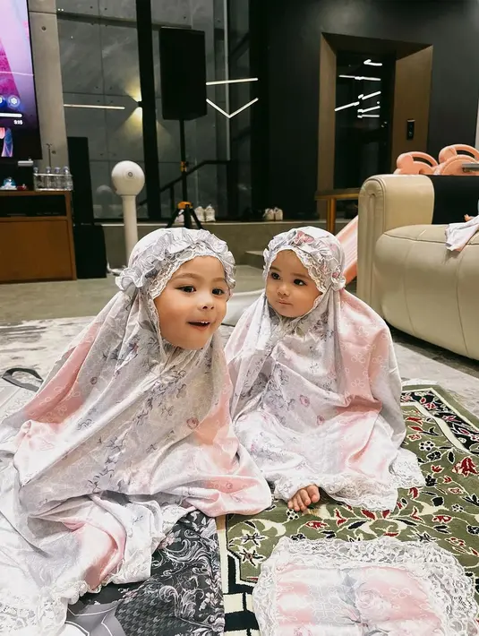 Ameena dan Azura. [Foto: Instagram/attahalilintar]