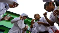 Sejumlah anak sekolah dasar melakukan aktivitas menyikat gigi. (Liputan6.com/Johan Tallo)