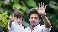 Shahrukh Khan menggendong AbRam Khan (News18.com)