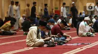 Umat Islam menunggu dimulainya Sholat Tarawih pertama di Masjid Istiqlal Jakarta, Sabtu (2/4/2022). Sebagian besar umat muslim di Indonesia mulai melaksanakan Sholat Tarawih dan akan melaksanakan puasa Ramadhan 1443 Hijriah pada 2 April 2022. (Liputan6.com/Herman Zakharia)