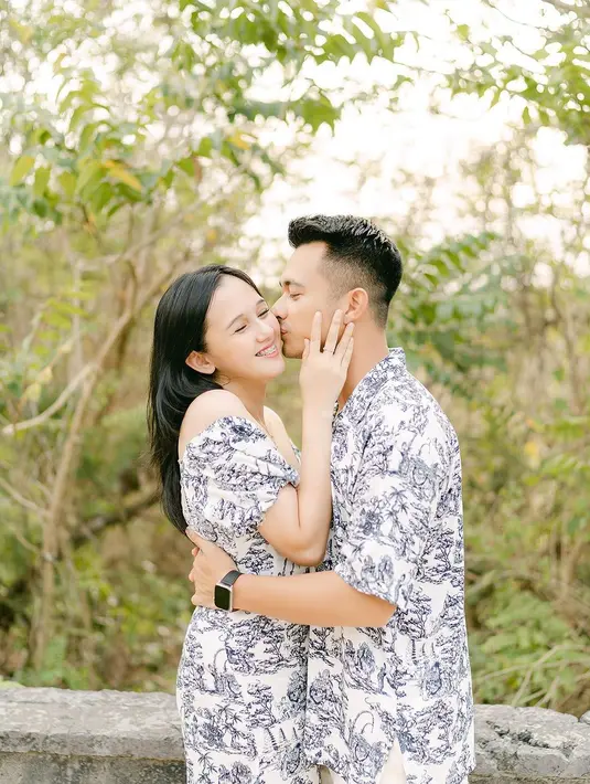 Seperti diketahui, pasangan ini saat menikah juga tak mendapatkan restu dari orangtua. Eza akhirnya pergi dari rumah karena akan dijodohkan dengan wanita lain oleh sang ibu. [dok. Instagram/ma_coritha]