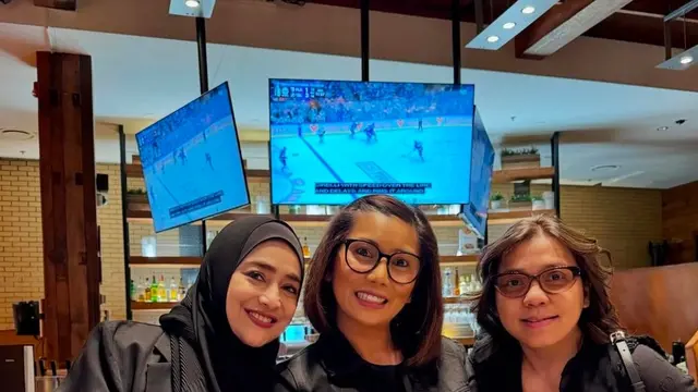 Cindy Fatikasari dan Tetangga di Kanada