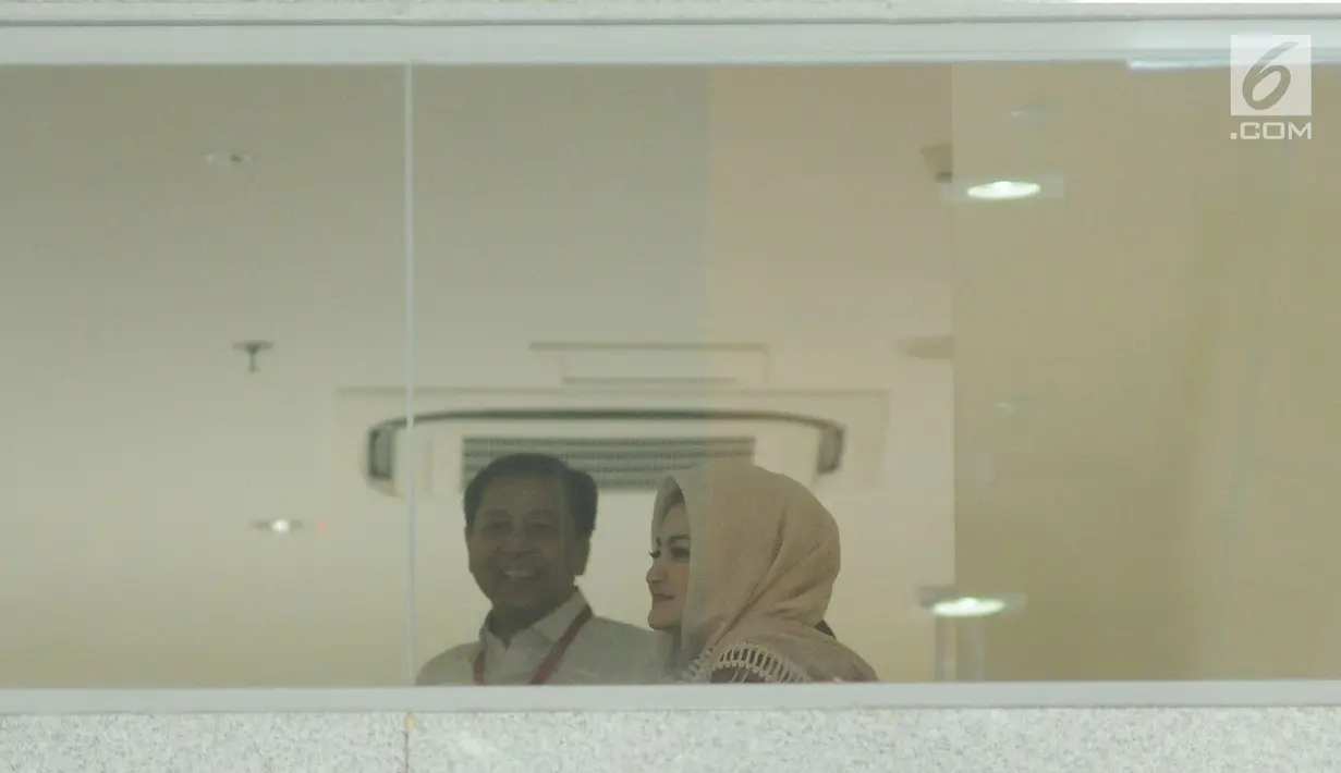Deisti Astriani Tagor bersama terdakwa dugaan korupsi e-KTP Setya Novanto usai menjalani pemeriksaan di gedung KPK, Jakarta, Rabu (10/1). Sebelumnya pada Senin (20/11) lalu, Deisti juga telah diperiksa. (Liputan6.com/Helmi Fithriansyah)