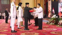 Sekda Jabar Herman Suryatman menghadiri Prosesi Penyerahan dan Menerima Duplikat Bendera Pusaka dari Badan Pembinaan Ideologi Pancasila (BPIP) RI di Balai Samudera, Jakarta, Senin (5/8/2024). (sumber foto: Adpim Jabar/Banhub Jabar)