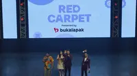 Aktor Korea Selatan Song Joong Ki bersama Menteri Pariwisata dan Ekonomi Kreatif Sandiaga Uno pada acara Bukalapak bertajuk Red Carpet presented by Bukalapak di Jakarta International Expo pada Minggu (27/11/2022).