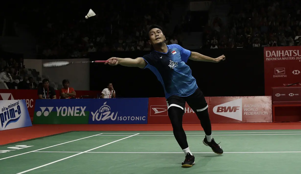 Ganda putra Indonesia, Mohammad Ahsan/Hendra Setiawan, saat menghadapi ganda Chinese Taipei, Lee Yang/Wang Chi Lin, pada laga Indonesia Masters 2020 di Istora Senayan, Jakarta, Jumat (17/1). Ahsan/Hendra menang 9-21, 21-15, dan 21-19. (Bola.com/Yoppy Renato)