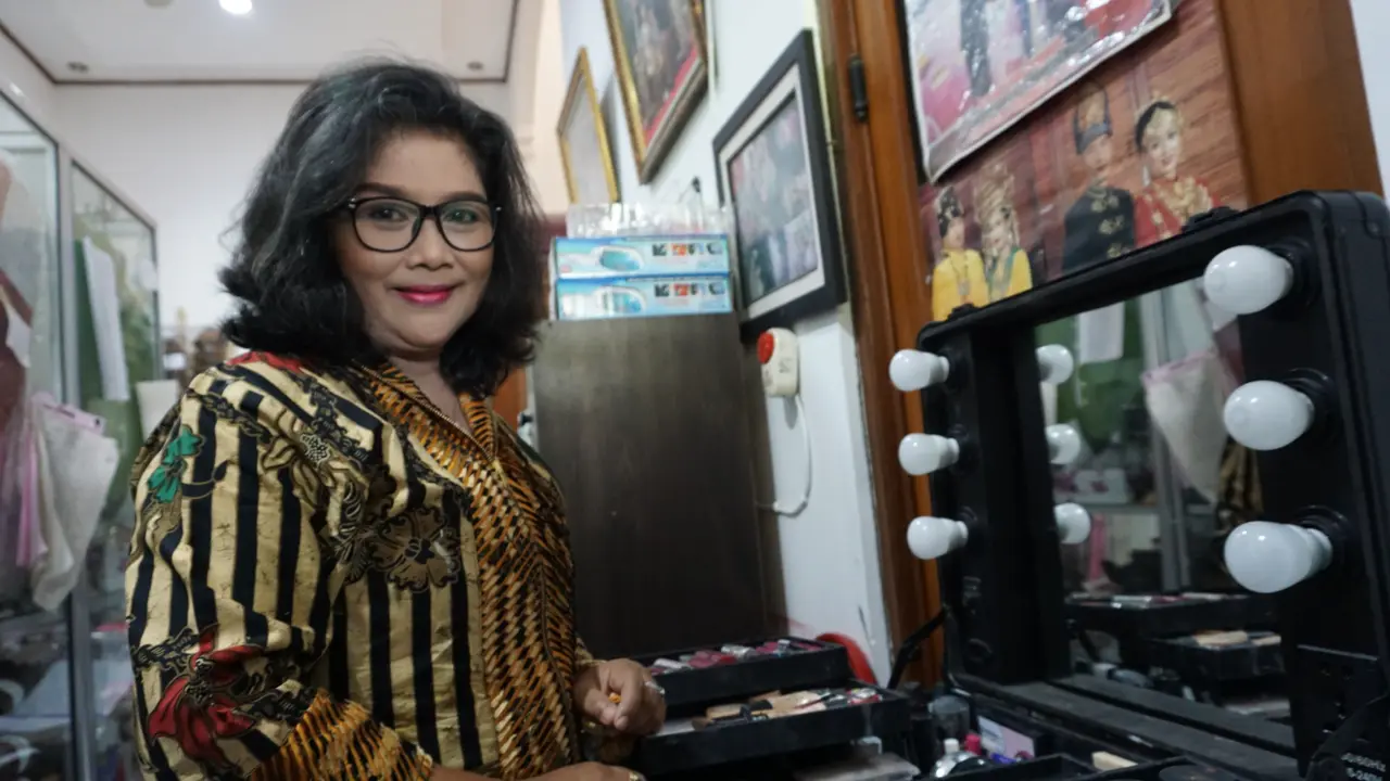 Pesta pernikahan Kahiyang Ayu dan Bobby Nasution sudah dekat. Conny Supriyanto ditunjuk menjadi salah satu juru rias bagi keluarga Bobby.