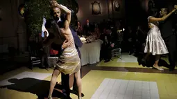 Aksi Obama berdansa tango dengan penari dalam jamuan makan malam kenegaraan bersama Presiden Argentina Mauricio Macri di Buenos Aires, Argentina, (23/3). Tango merupakan tarian khas dari Argentina. (REUTERS/Carlos Barria)