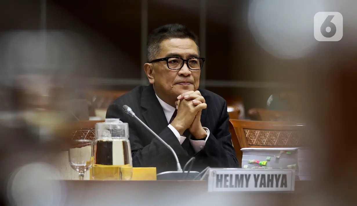Mantan Direktur Utama TVRI Helmy Yahya saat Rapat Dengar Pendapat Umum dengan Komisi I DPR di Kompleks Parlemen, Jakarta, Selasa (28/1/2020). Setelah memanggil Dewan Pengawas dan Direksi TVRI, Komisi I DPR mendengarkan penjelasan Helmi Yahya terkait pemecatan dirinya. (Liputan6.com/Johan Tallo)