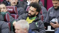 Striker Liverpool, Mohamed Salah duduk di bangku cadangan jelang dimulainya laga pekan ke-35 Premier League 2023/2024 menghadapi West Ham United di London Stadium, London, Sabtu (27/4/2024). (PA via AP Photo/Jonathan Brady)
