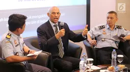 Senior Director BSA Tarun Sawney (tengah) memberi keterangan pers pada peluncuran kampanye Legalize and Protect di Jakarta, (18/3). Kampanye tersebut untuk mengakhiri penggunaan software tanpa izin oleh perusahaan di Indonesia. (Liputan6.com/Fery Pradolo)