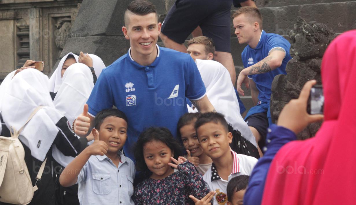 Pemain Timnas Islandia foto bersama warga saat mengunjungi Candi Prambanan di pebatasan Jawa Tengah-Yogyakarta, Senin (8/1/2018). Timnas Islandia datang ke Indonesia untuk menjalani dua laga persahabatan. (Bola.com/Ronald Seger)