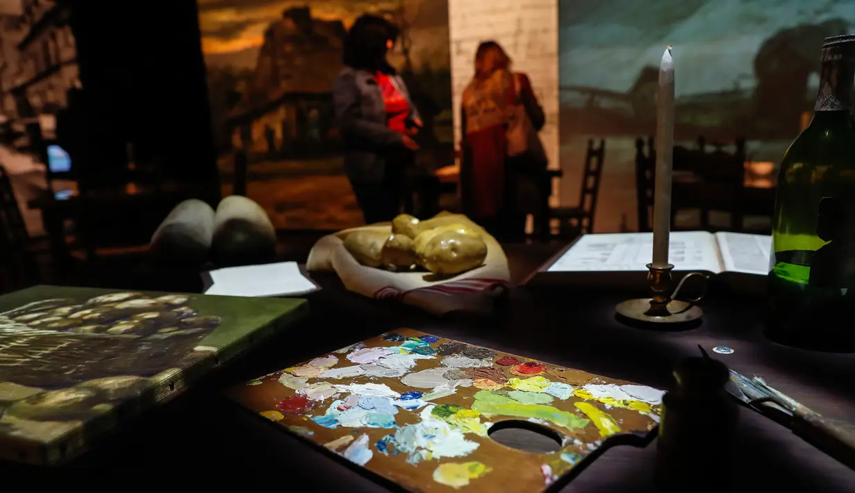 Pengunjung mengamati sebuah koleksi dalam proyek pameran Meet Vincent van Gogh Experience di London, Inggris, Selasa (25/2/2020). Acara ini merupakan proyek persembahan Museum Van Gogh untuk fokus pada kisah hidup inspiratif pelukis tersebut. (Xinhua/Han Yan)