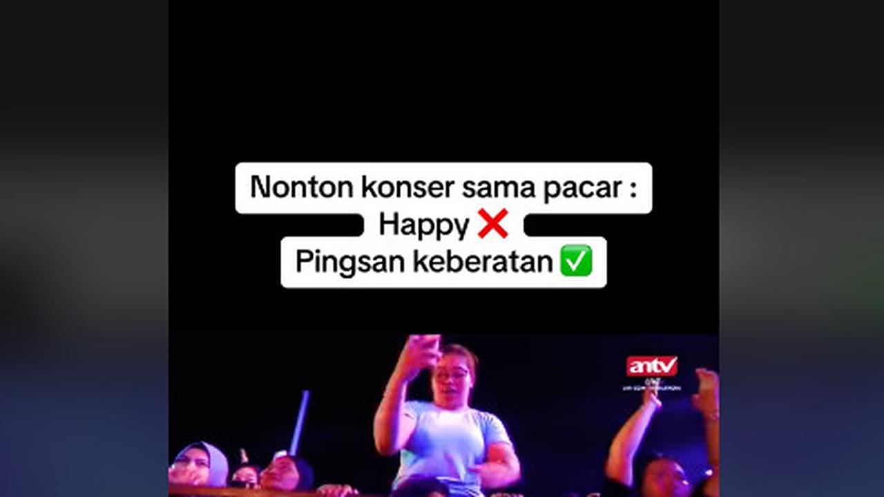 Nonton Konser Gendong Pacar di Pundak, Pria ini Tak Kuat Tiba-Tiba Jatuh Pingsan