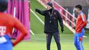 Pelatih Bayern Muchen, Thomas Tuchel memberikan arahan saat latihan perdananya bersama tim yang berlangsung di Munchen, Jerman, Selasa (28/03/2023). Tuchel akan memulai laga debutnya bersama Die Roten saat melawan Borussia Dortmund di Liga Jerman pada Sabtu (01/04/2023). (AP Photo/Dpa/Sven Hoppe)