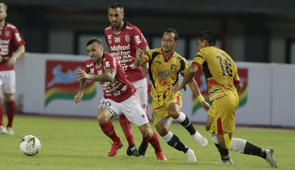 Gelandang Mitra Kukar, Atep, mengejar gelandang Bali United, Paulo Sergio, pada laga Piala Presiden 2019 di Stadion Patriot, Jawa Barat, Minggu (3/3). Bali United menang 3-0 atas Mitra Kukar. (Bola.com/M Iqbal Ichsan)