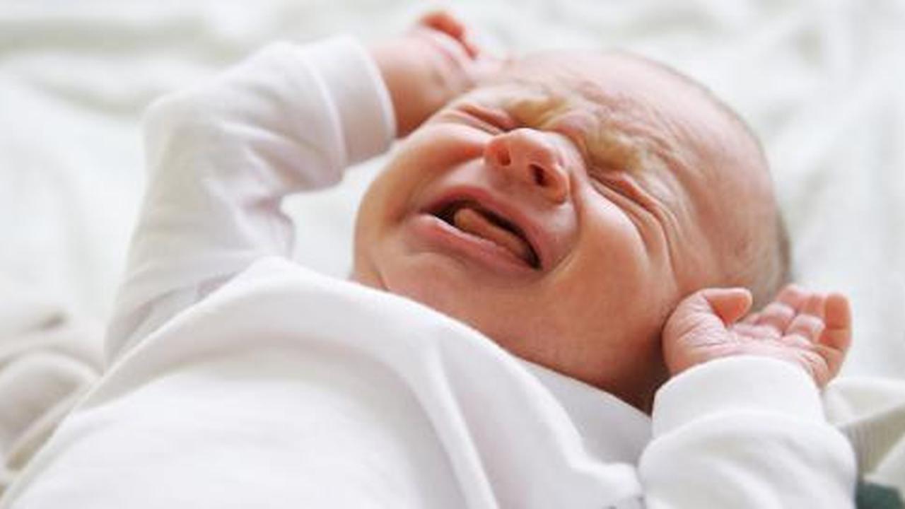 Bayi menangis di tengah malam? Jangan langsung digendong!