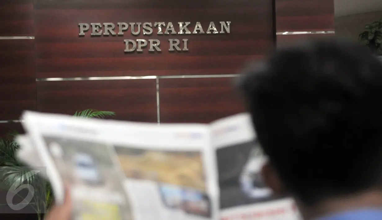 Pengunjung membaca koran di perpustakaan DPR, kompleks Parlemen Senayan, Jakarta, Jumat (01/04). Rencananya, pimpinan DPR RI akan membangun gedung perpustakaan mewah di Komplek Parlemen Senayan, dengan anggaran Rp 570 miliar. (Liputan6.com/Johan Tallo)