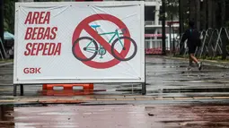 Sebuah spanduk bertuliskan “Area Bebas Sepeda” terlihat di ring road kompleks Gelora Bung Karno, Senayan, Jakarta, Jumat (6/11/2020). Selain membatasi sepeda, Manajemen GBK juga membatasi jumlah pengunjung maksimal sebanyak 1.000 orang. (Liputan6.com/Johan Tallo)