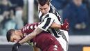 Pemain Juventus, Mario Mandzukic (kanan) berebut bola dengan pemain Torino, Tomas Rincon pada laga perempatfinal Coppa Italia di Allianz Stadium, Turin, Italia, (3/1/2018). Juventus menang 2-0. (Alessandro Di Marco/ANSA via AP)