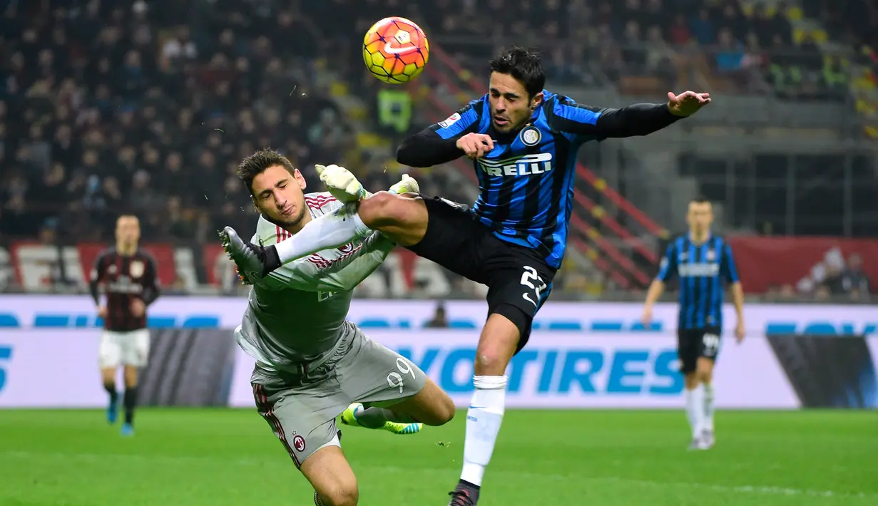 Kiper AC Milan Gianluigi Donnarumma berusaha menyelamatkan gawang dari serangan pemain Inter Milan, Eder saat pertandingan Liga Italia Serie A di stadion San Siro di Milan pada 31 Januari 2016. (AFP Photo/Olivier Morin)