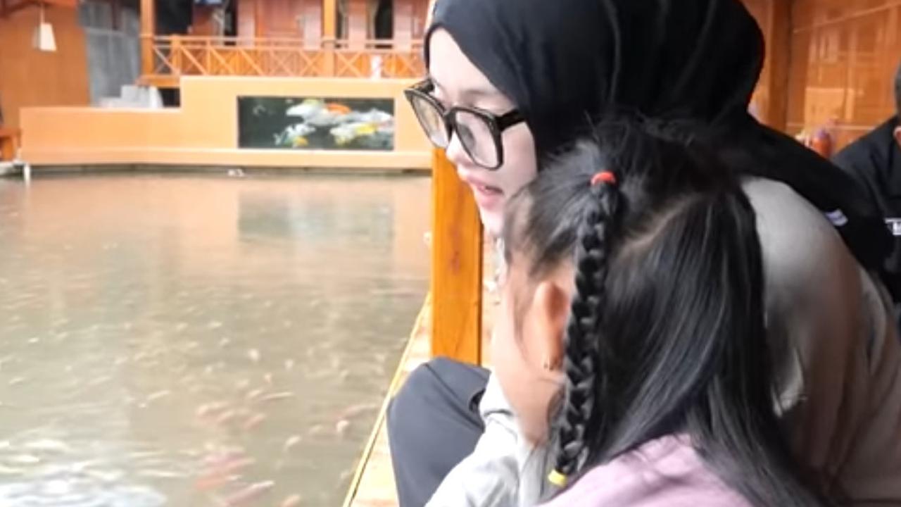 Potret Putri Delina Berkunjung ke Rumah Bintang Anak Teddy Pardiyana, Sang Adik Sempat Malu tapi Ternyata Cepat Akrab