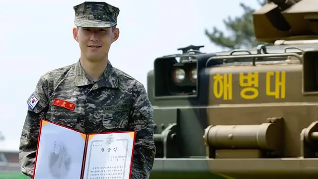 Striker Tottenham Hotspur, Son Heung Min menerima piagam saat mengikuti program wajib militer di Korea Selatan